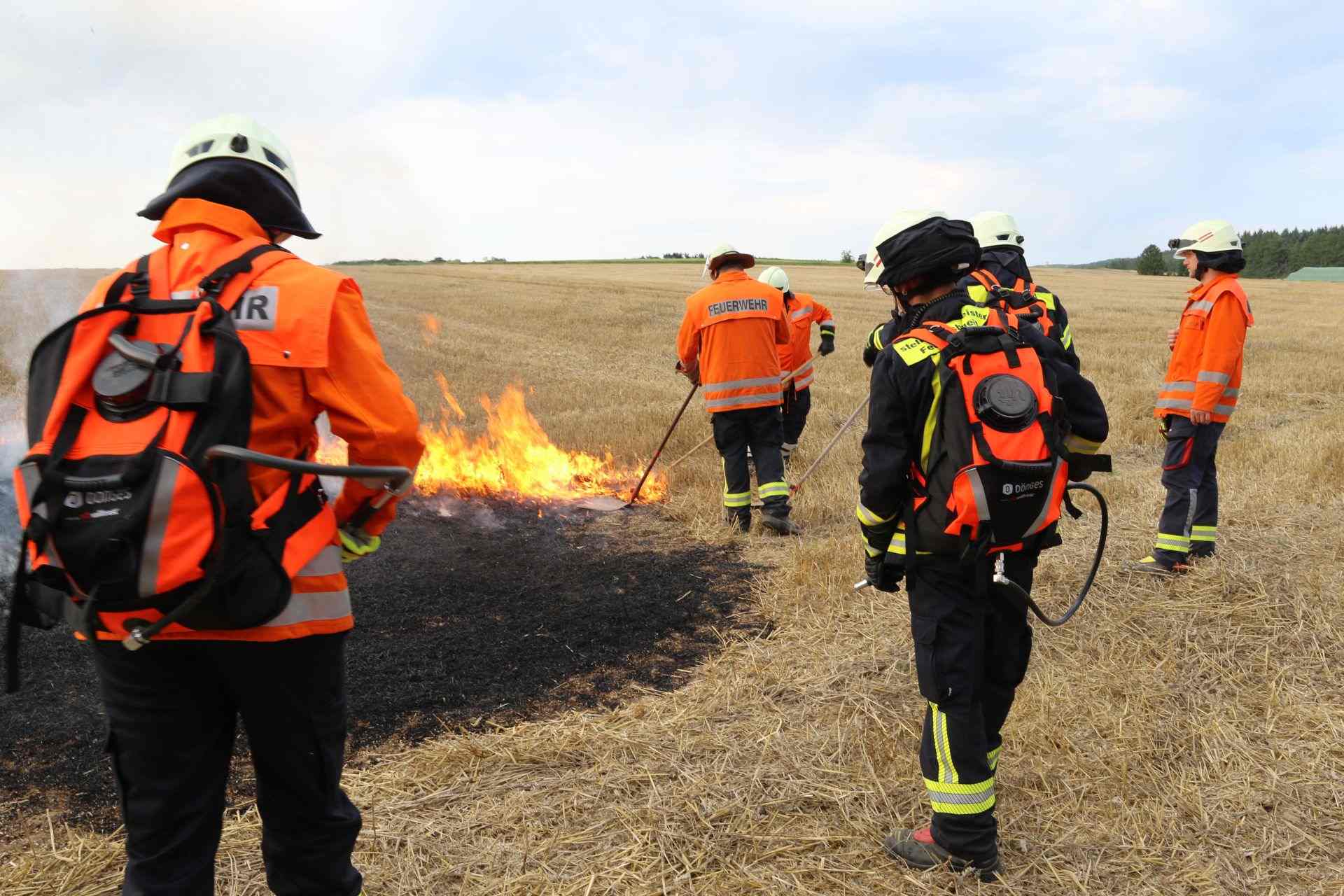Bild 3 Brandbekämpfung mit Handwerkzeug